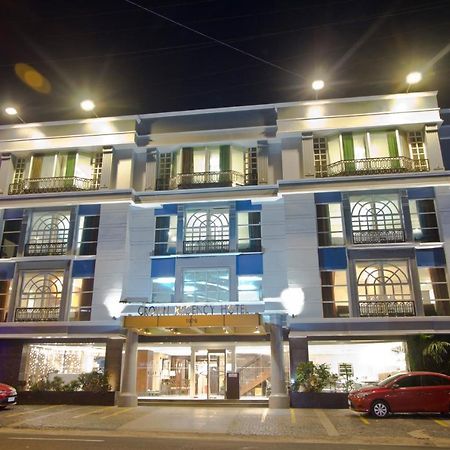 马卡蒂皇冠度假酒店 外观 照片